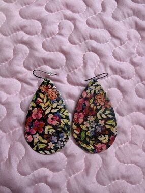 Floral Teardrop Dangle Earrings in Black and Pink